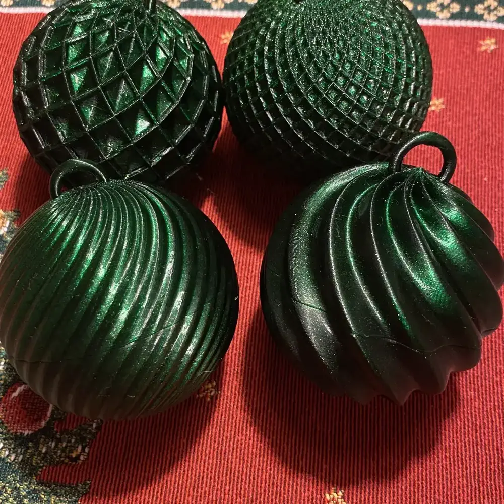 Bolas de Natal verdes impressas sobre toalha xadrez vermelha