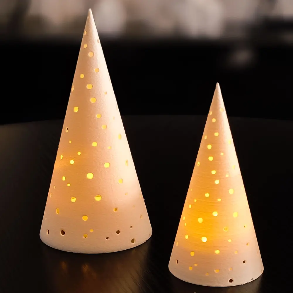 Cones de luz em forma de árvore, acesos