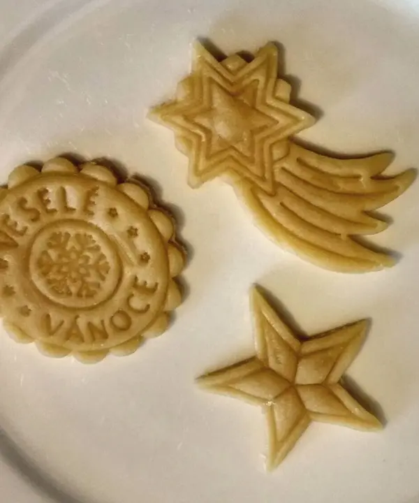 Biscoitos de Natal feitos com cortadores impressos