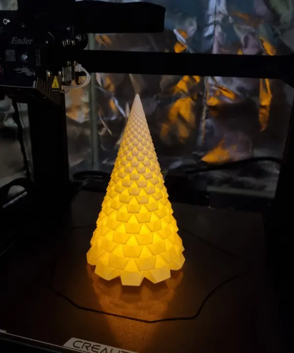 Luminária árvore acesa