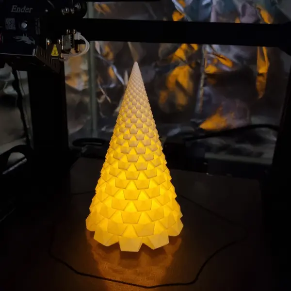 Luminária árvore acesa