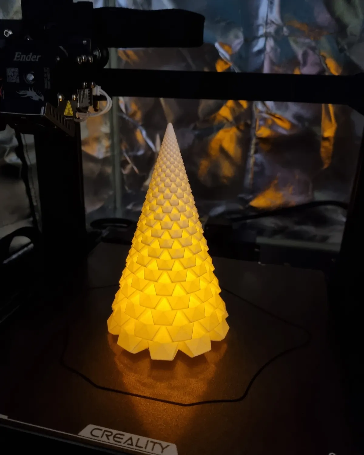 Luminária em formato de árvore de Natal acesa